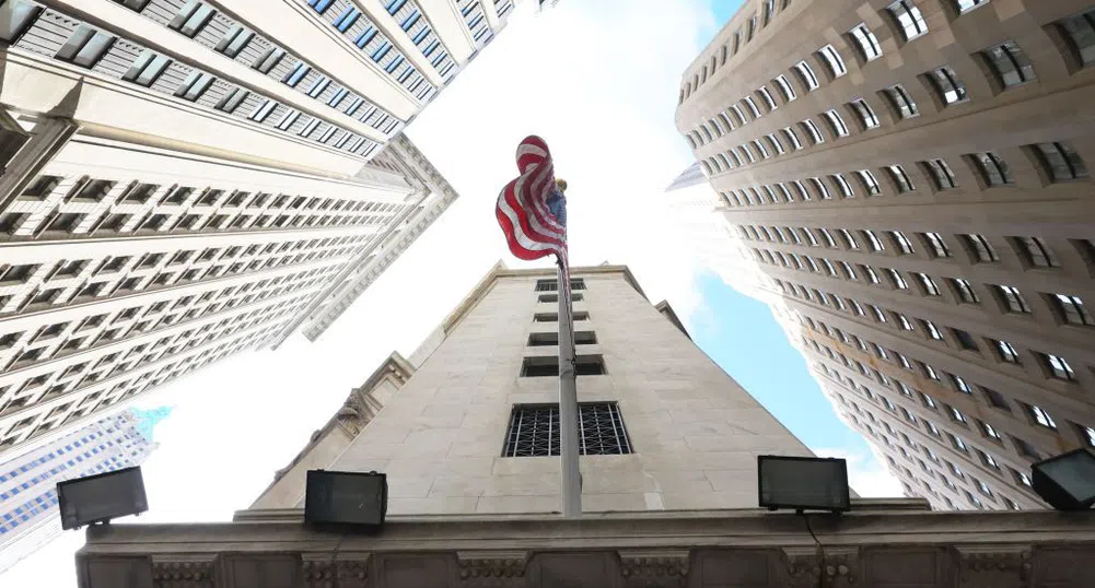 Действията на Белия дом продължават да сриват Уолстрийт и долара