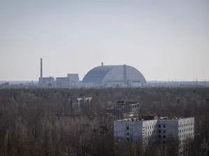 Украйна твърди, че руски ракети летят в близост до Чернобил, рискувайки тежък инцидент