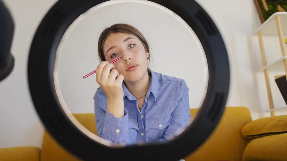 „Елемент на експлоатация“: Светът на децата инфлуенсъри в TikTok, рекламиращи козметика