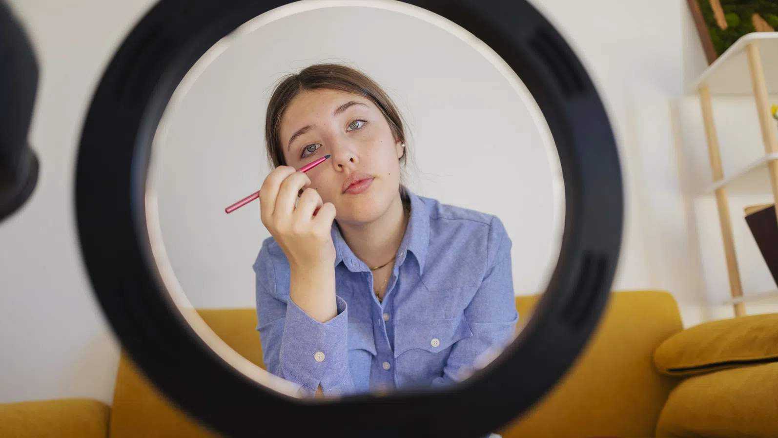 „Елемент на експлоатация“: Светът на децата инфлуенсъри в TikTok, рекламиращи козметика