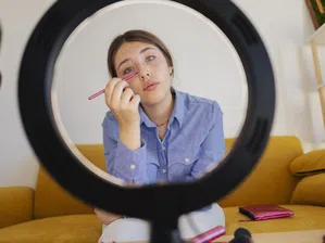 „Елемент на експлоатация“: Светът на децата инфлуенсъри в TikTok, рекламиращи козметика