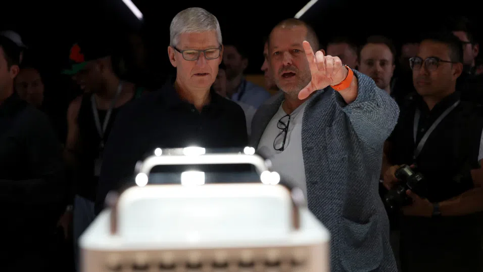 Сделката на OpenAI с дизайнера на iPhone Джони Айв е поредният проблем за Apple