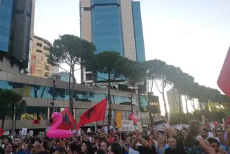 „Искаме нова Албания“: Протестите срещу луксозния курорт на Джаред Къшнър и Иванка Тръмп се разрастват