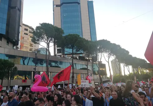 „Искаме нова Албания“: Протестите срещу луксозния курорт на Джаред Къшнър и Иванка Тръмп се разрастват