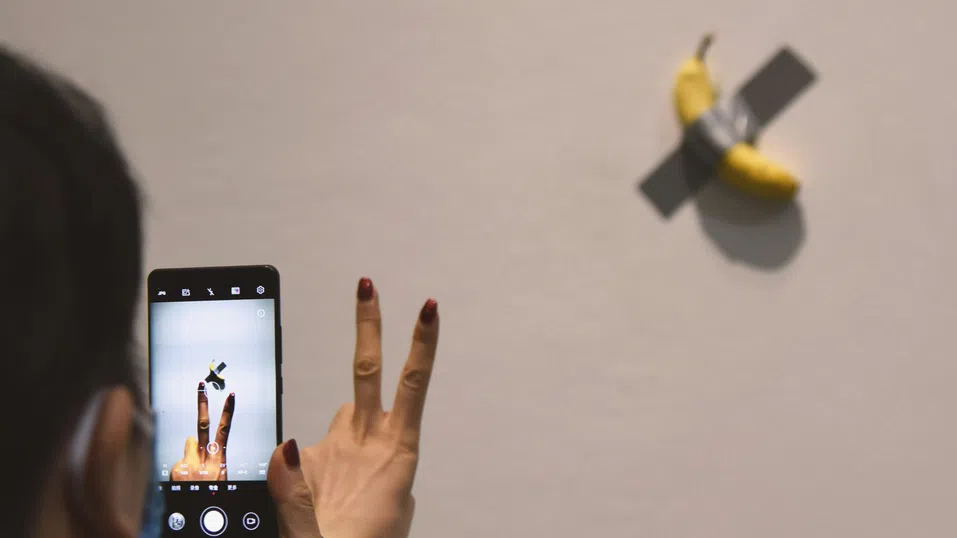 „Бананът с тиксо“ беше изяден от посетител в Centre-Pompidou Metz