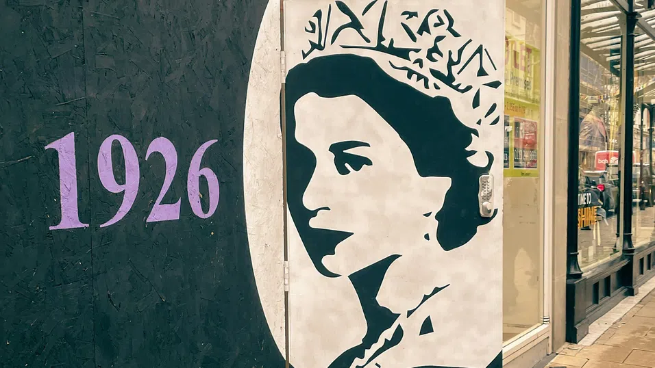 Кралски стил през вековете: Бъкингамският дворец разказва модната история на Елизабет Втора