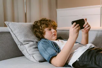 Според наблюденията, подрастващите, които използват смартфони преди тази възраст, е по-вероятно да имат лоша емоционална регулация, по-ниска самооценка, прояви на агресия и чувство за откъсване от реалността