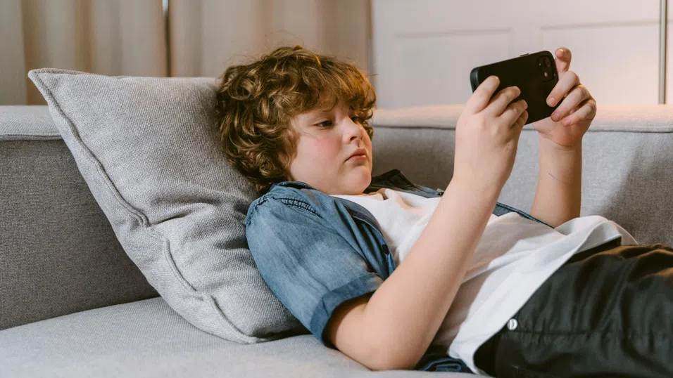 Проучване: Телефоните водят до мисли за самоубийство при деца под 13 години