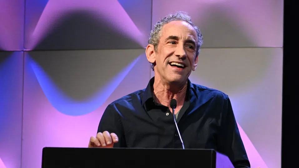 Не просто технология: Дъглас Рушков и мисията му за изкуствен интелект, с човека в основата