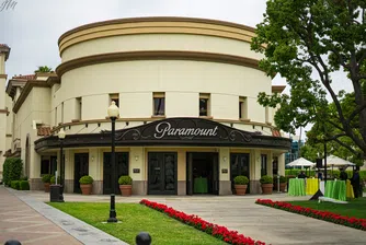 Филмовият гигант удължава с 15 дни периода на споразумението за сливане, тъй като е получил конкурентна оферта от Едгар Бронфман – Младши