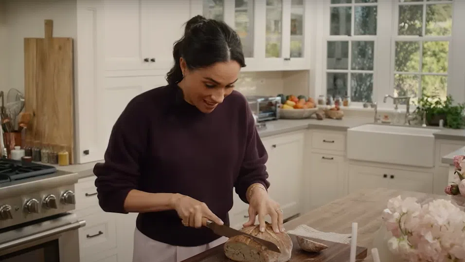 Две принцеси, един пуловер: Меган Маркъл копира стила на Кейт Мидълтън