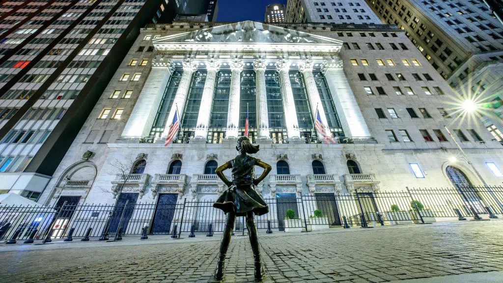 Уолстрийт приключи надолу последната за 2025 г. сесия, но основните индекси отбелязват двуцифрени ръстове за годината