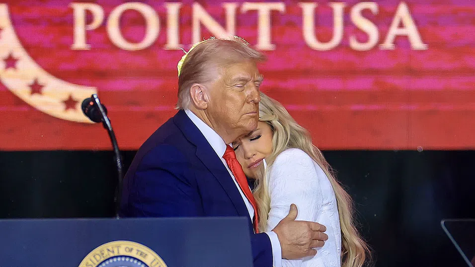 Доналд Тръмп нарече Чарли Кърк консервативен „мъченик“ на масова възпоменателна служба