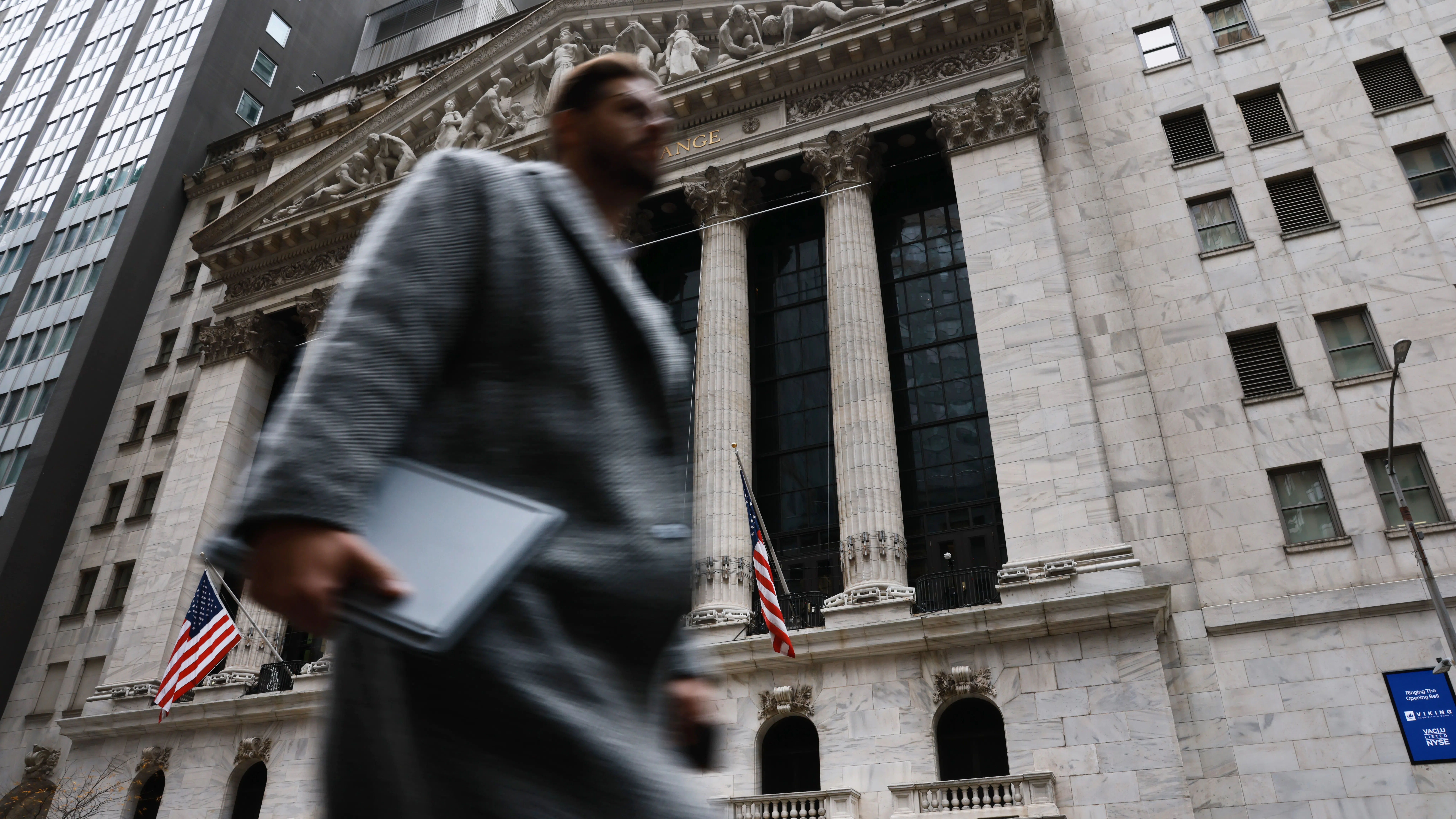 Уолстрийт под напрежение: Дивите колебания разкриват крехкото доверие в пазара