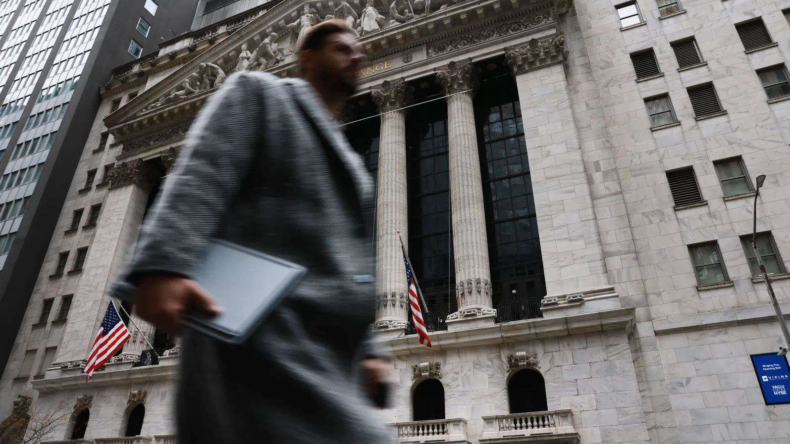 Уолстрийт започна относително спокойно след залавянето на венецуелския президент