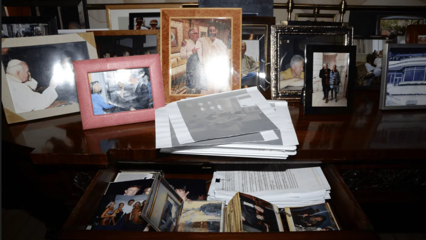 Министерството на правосъдието на САЩ възстанови снимка с Тръмп от досиетата „Епстийн“