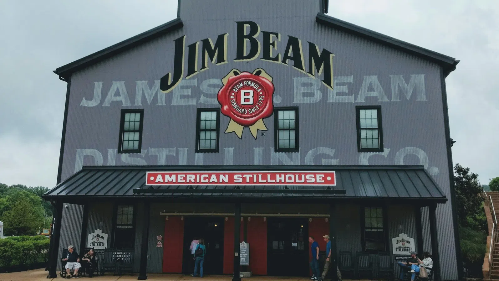 Jim Beam спира производството в основния си завод за една година
