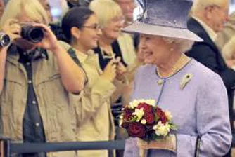 Модната къща, която облича британската кралица, e пред фалит