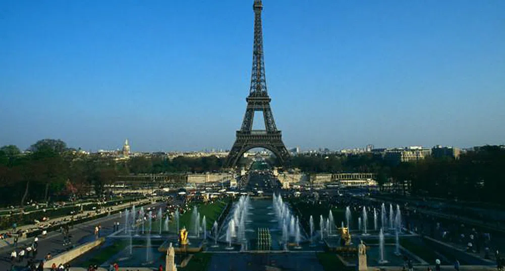 Айфеловата кула на 120 години