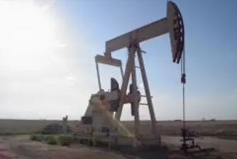 Цената на суровия петрол под 78 долара за барел