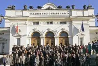 Малко или много са 240 депутати за България?