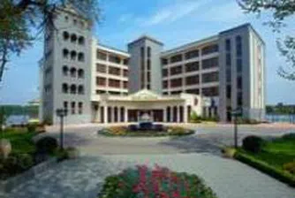 Fancy a Glass of Fine Wine in a Shakespearean Atmosphere? - Druster Hotel is the Place For You