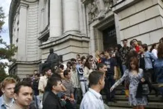 Македонските студенти масово остават у нас