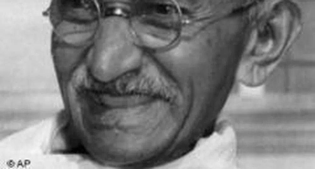 Продават на търг очилата на Ганди