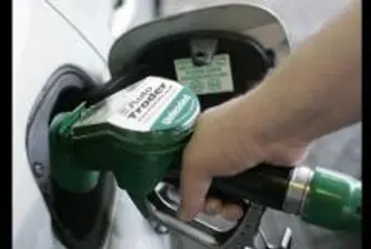 Петролът под 44 долара, с четиригодишно дъно