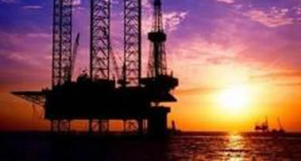 Петролът отстъпва от рекордните си нива след поскъпването на долара