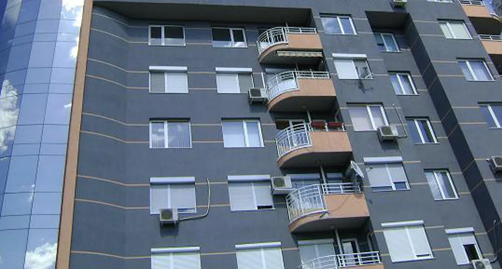 Затруднени продавачи и купувачи с кеш диктуват пазара