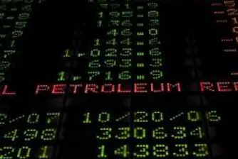 Петролът се търгува около 54 долара за барел
