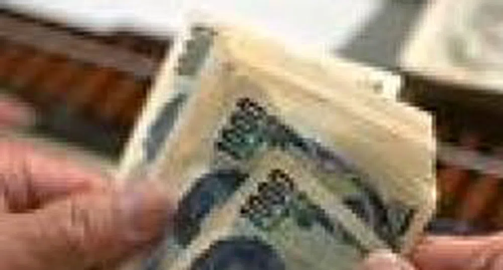 Йената с най-голям спад спрямо долара и еврото от три месеца насам