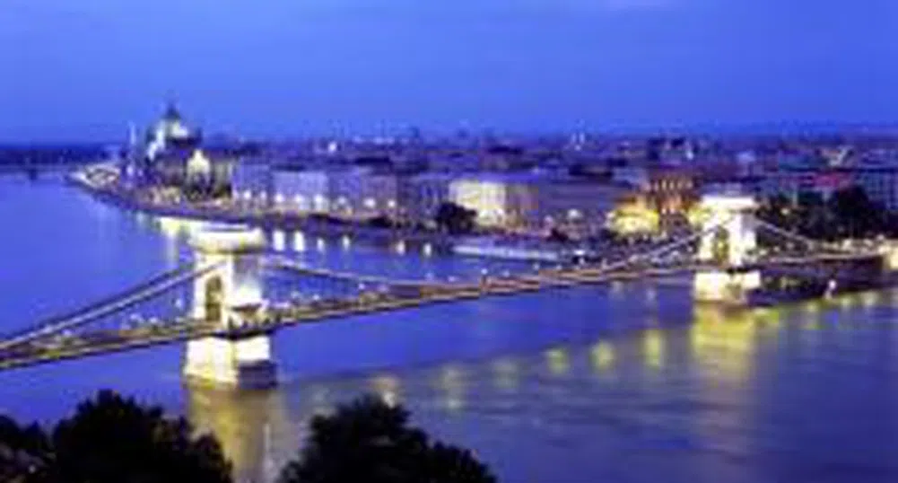 S&P cuts outlook on Hungary to 'negative' on public finance risks