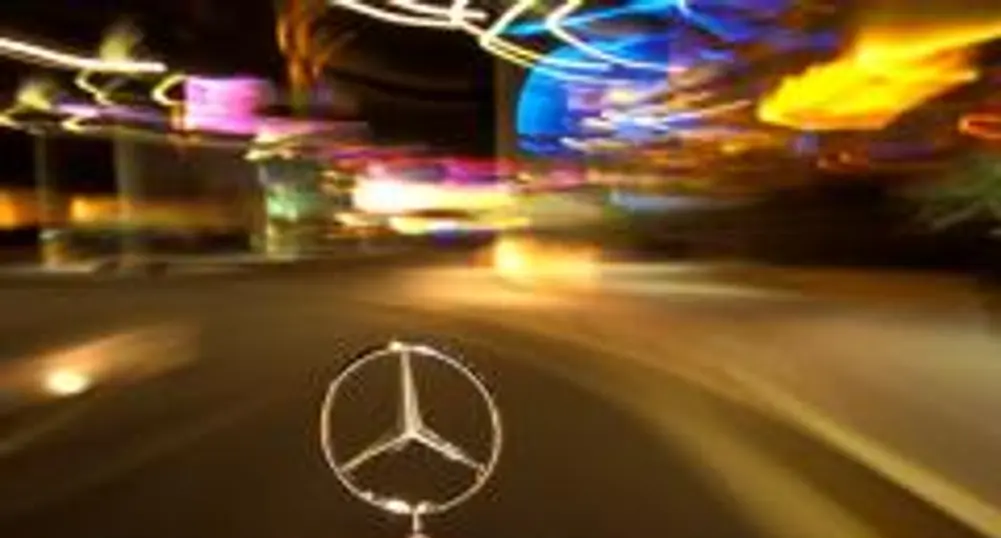 Mercedes представя интелигентни фарове