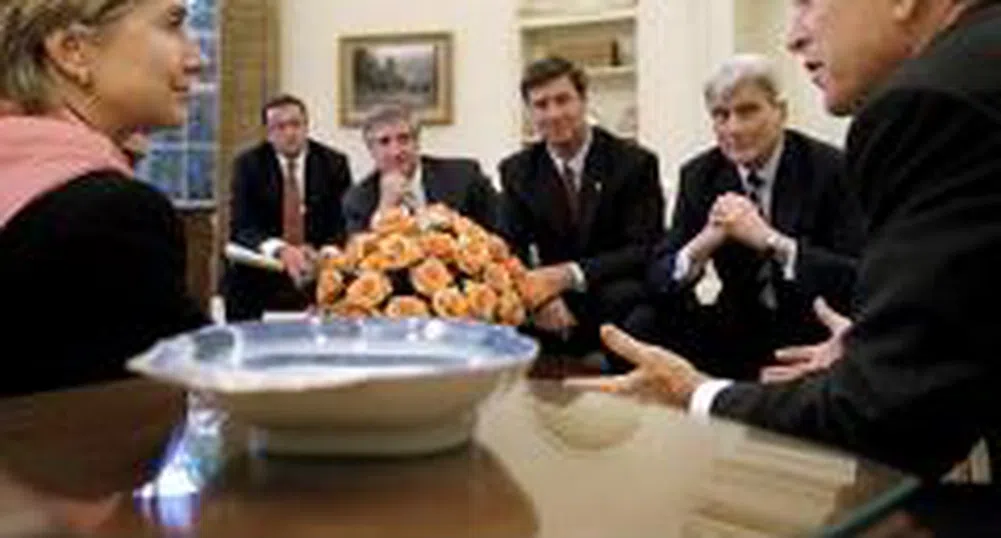 Хилари Клинтън: Буш е изложил на риск националната сигурност заради външния дълг