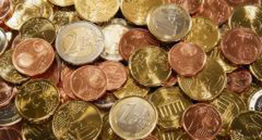 Белгиец плати сметката си за ток с две колички евроцентове