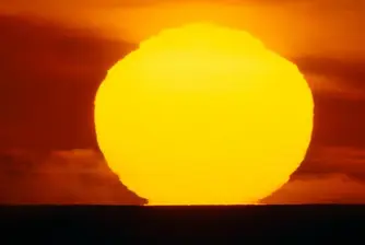 Слънцето изгрява от Изток