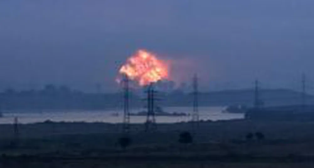 Над осем часа продължават експлозиите в склада за военни боеприпаси в Челопечене