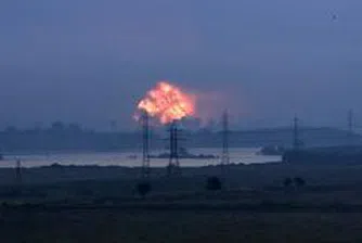 Над осем часа продължават експлозиите в склада за военни боеприпаси в Челопечене
