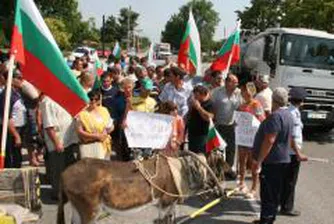 Млекопроизводителите продължават протестите