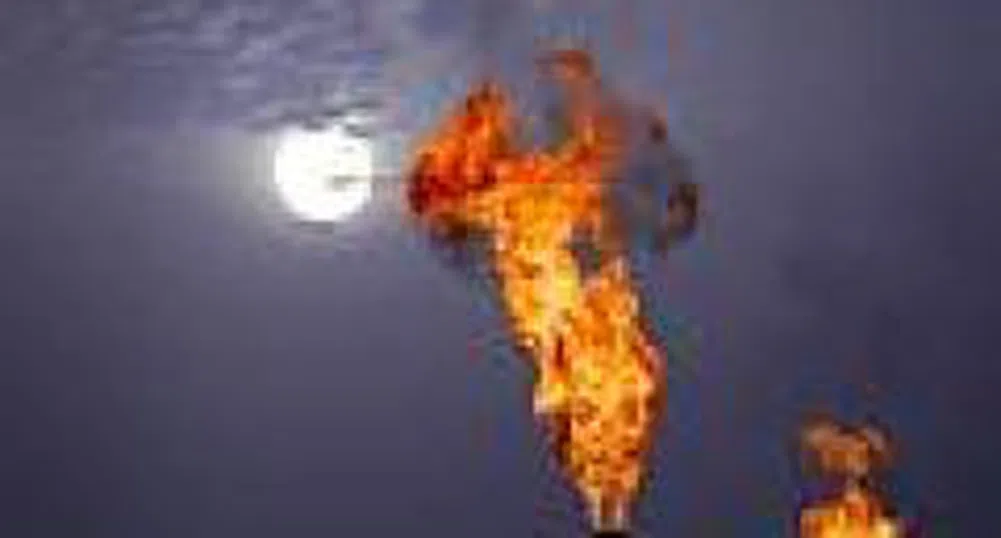 Петролът с леко понижение днес след спада си от 1.3 долара вчера