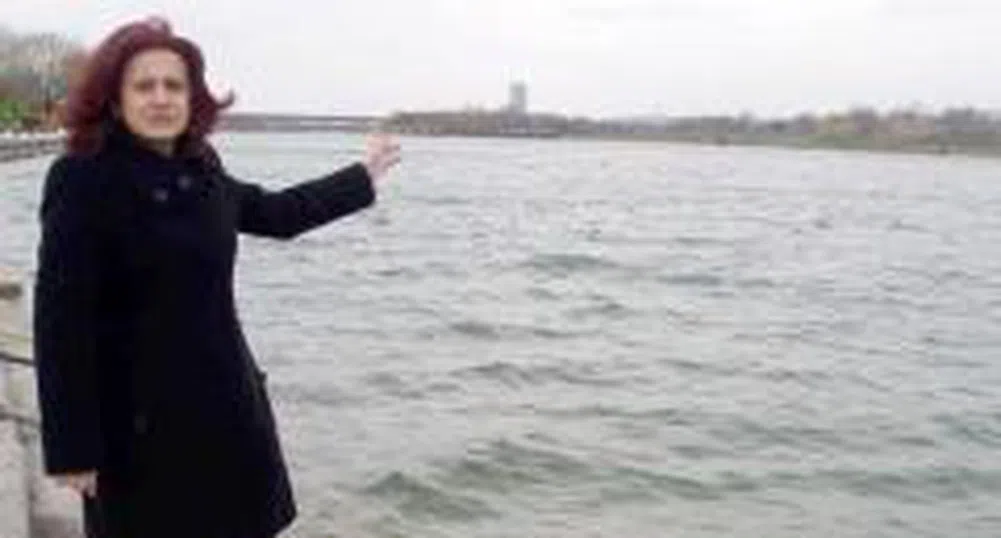 Емел Етем разгледа съоръженията за предпазване от високи води край Виена