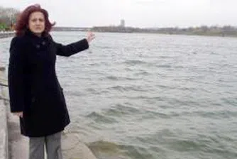 Емел Етем разгледа съоръженията за предпазване от високи води край Виена