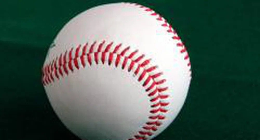 Продават бейзболна топка на търг за 1 млн. долара