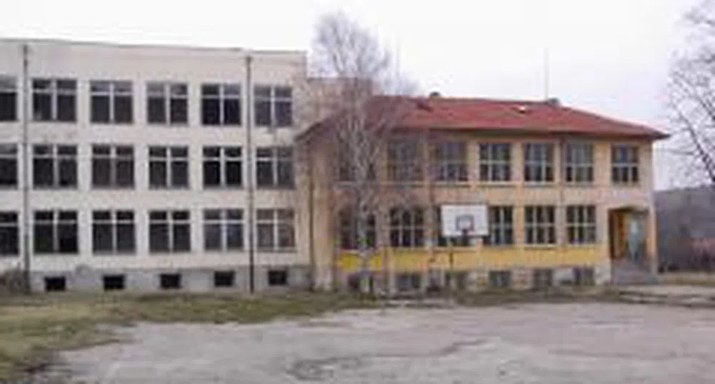 Продават училища като панелки