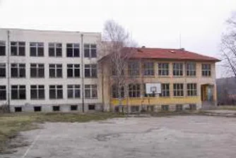 Продават училища като панелки