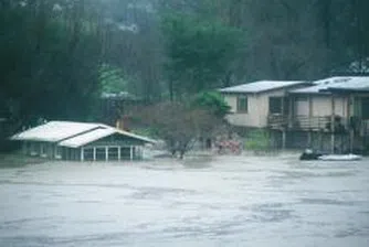 Поройните дъждове взеха първите пет жертви