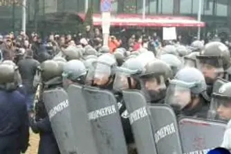 Протестът пред НС приключи с кръв и 154 арестувани
