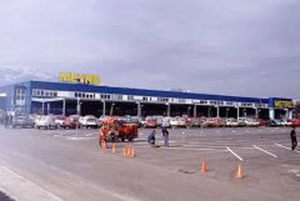 Metro съкращава 15 хил. работници